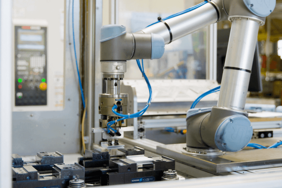 UR5精度高、穩(wěn)定性強，非常適合將工件送入數(shù)控銑床的液壓夾具中。